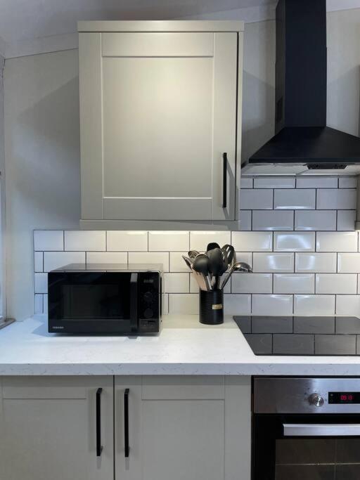 New Luxury For 2024 - Central Plymouth House - Sleeps 10 - Access To Plymouth Town - Close To The Barbican - Pets Welcome - Parking Available - By Luxe Living By Sophia Extérieur photo