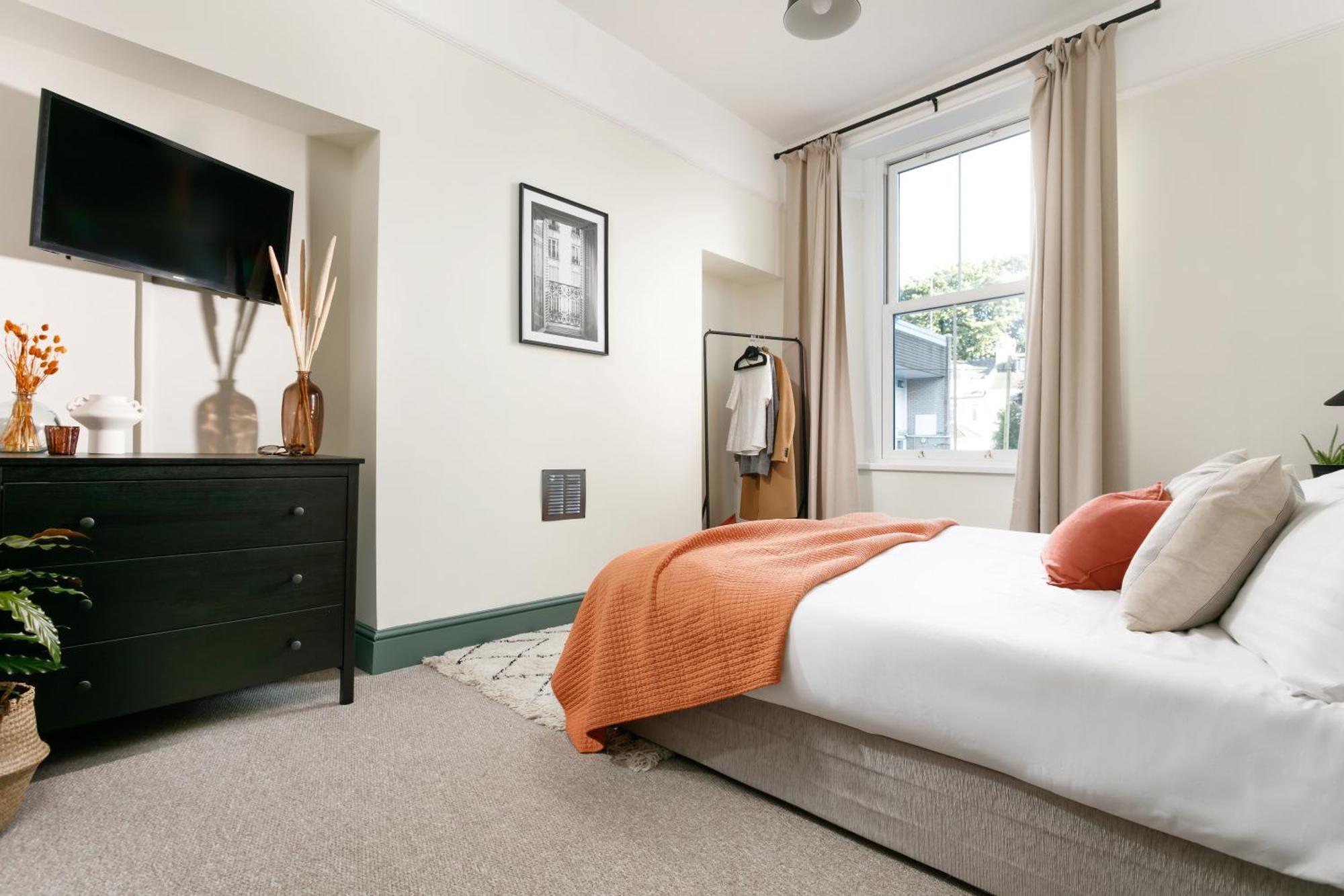 New Luxury For 2024 - Central Plymouth House - Sleeps 10 - Access To Plymouth Town - Close To The Barbican - Pets Welcome - Parking Available - By Luxe Living By Sophia Extérieur photo