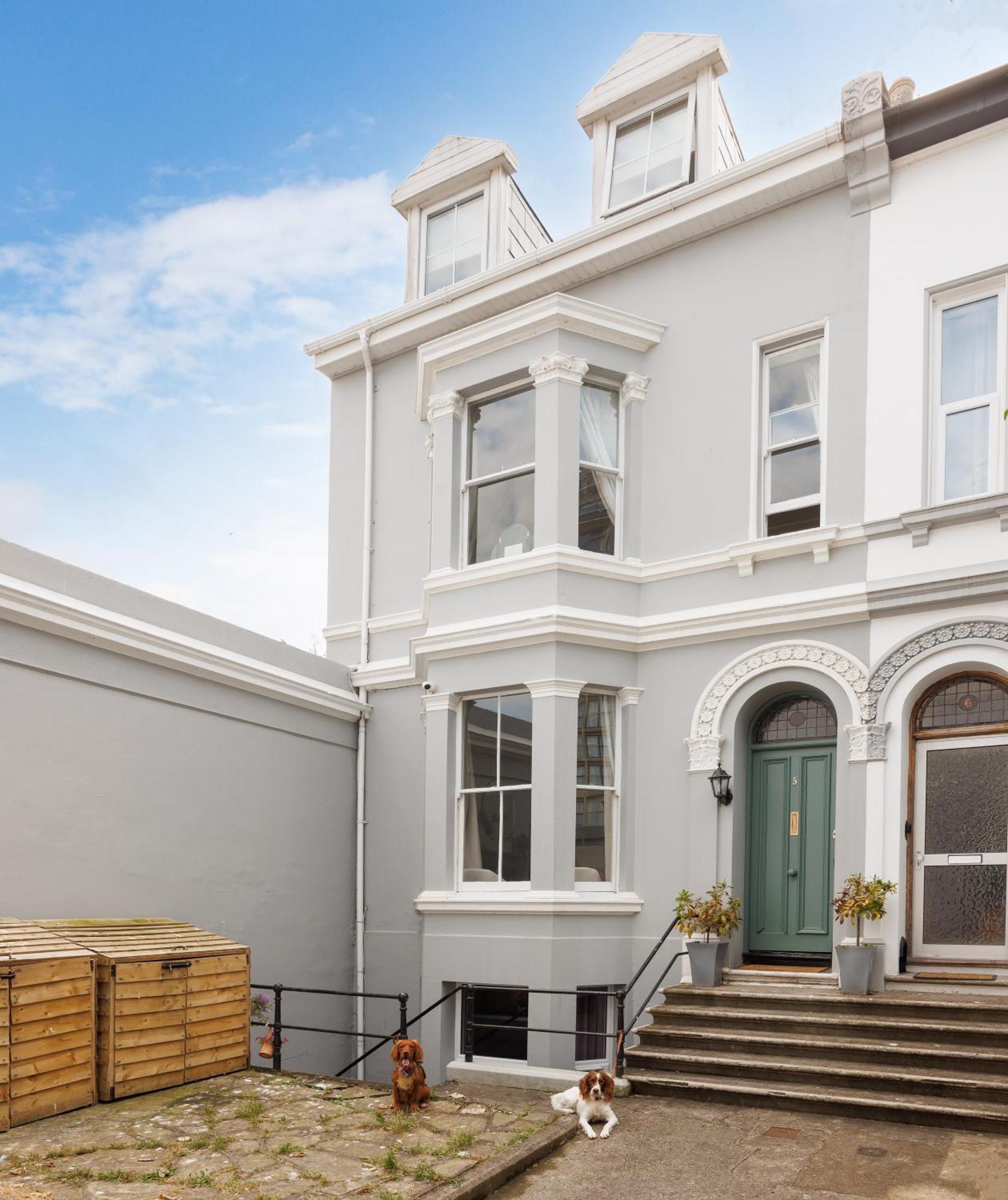 New Luxury For 2024 - Central Plymouth House - Sleeps 10 - Access To Plymouth Town - Close To The Barbican - Pets Welcome - Parking Available - By Luxe Living By Sophia Extérieur photo