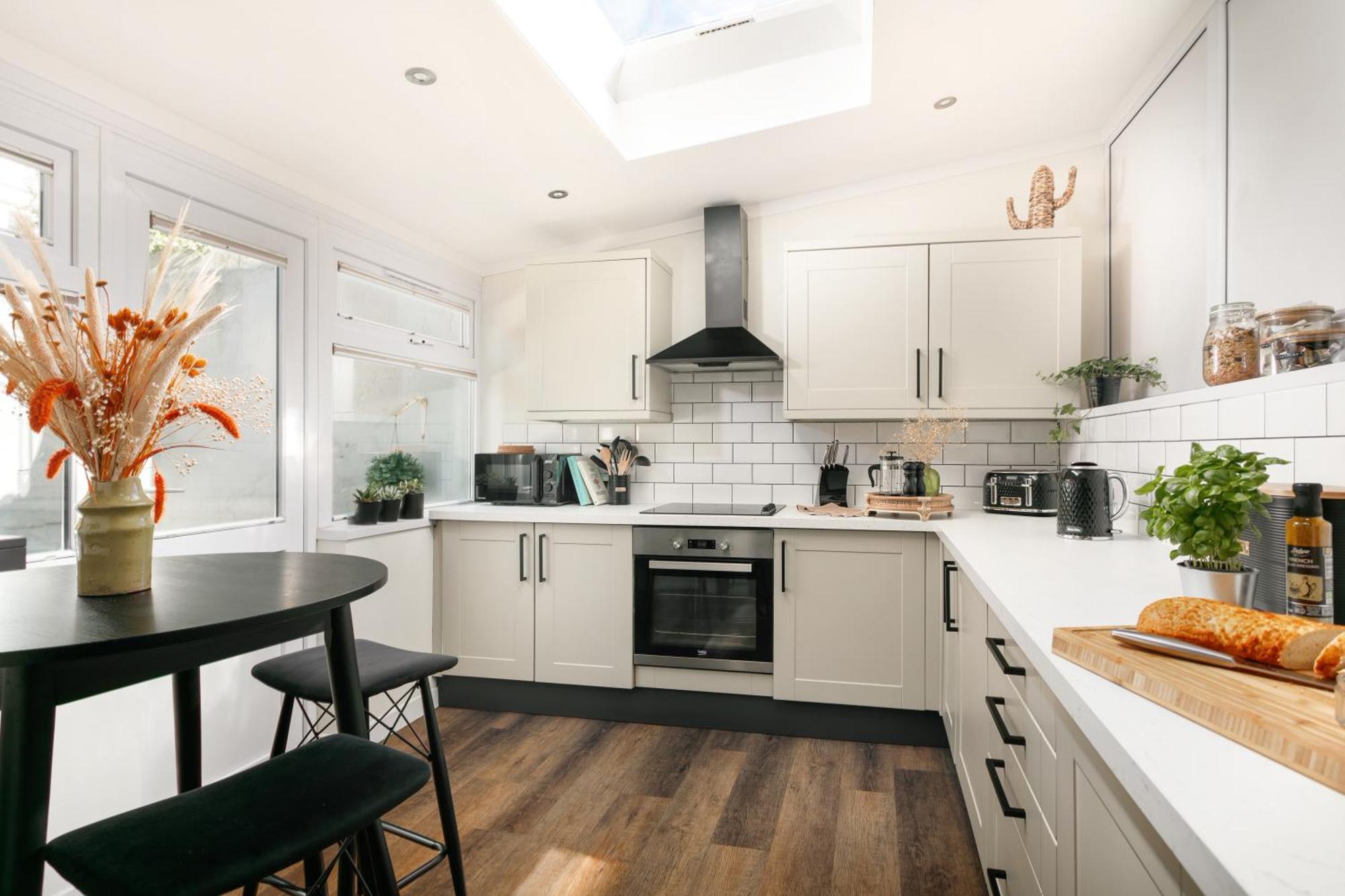 New Luxury For 2024 - Central Plymouth House - Sleeps 10 - Access To Plymouth Town - Close To The Barbican - Pets Welcome - Parking Available - By Luxe Living By Sophia Extérieur photo